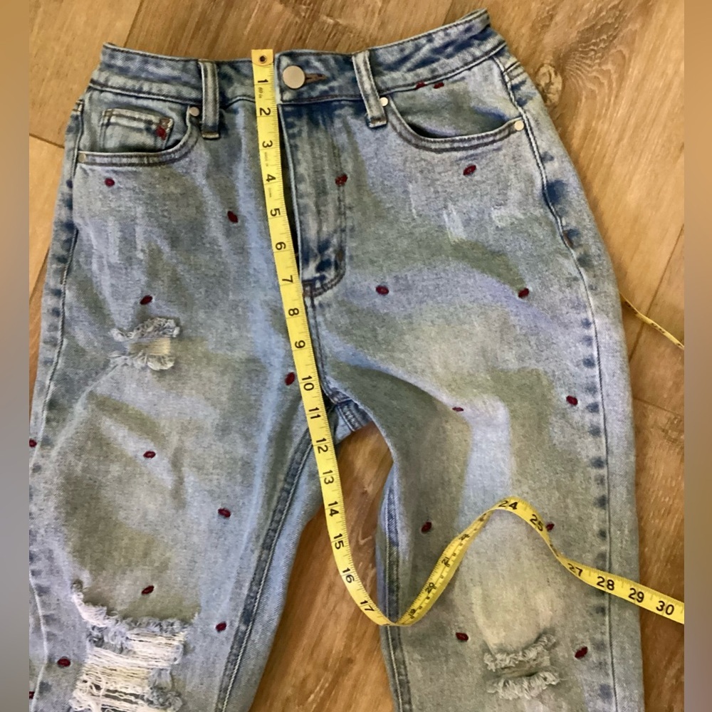 Tinsel Women’s Distressed Jeans With Embroidered Lips Size 26 High Waisted - Picture 8 of 10